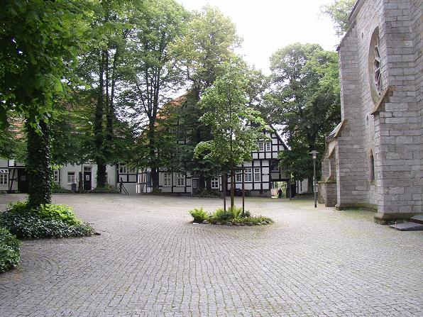 Kirchplatz mit Fachwerkhäusern am Haller Herz