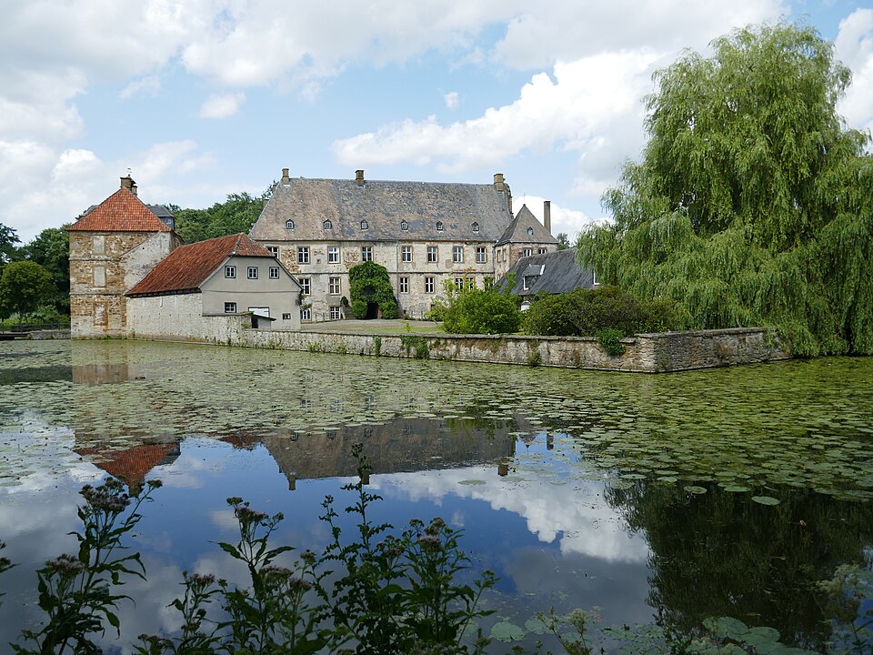 Schloss Tatenhausen mit Wassergraben und alter Natursteinfassade